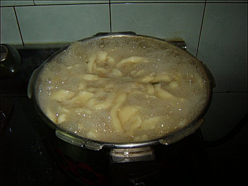 맛깔스럽게 잘 끓고 있는 수제비칼국수 